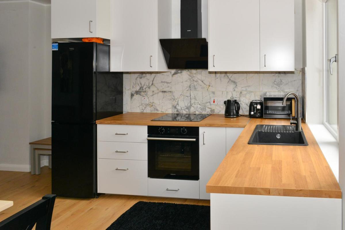 Esterville Apartments 1 And 2 Bedrooms Hot Tub Availability เบลฟาสต์ ภายนอก รูปภาพ
