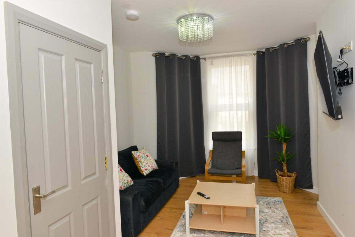 Esterville Apartments 1 And 2 Bedrooms Hot Tub Availability เบลฟาสต์ ภายนอก รูปภาพ