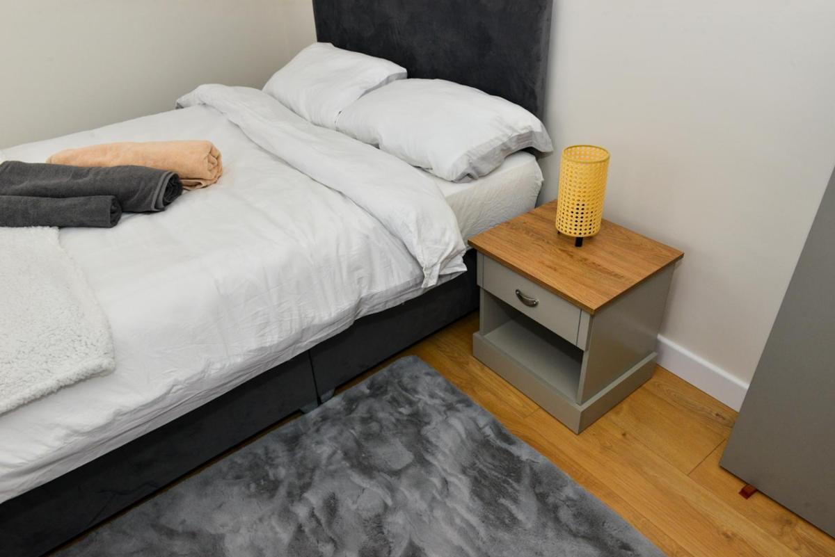 Esterville Apartments 1 And 2 Bedrooms Hot Tub Availability เบลฟาสต์ ภายนอก รูปภาพ