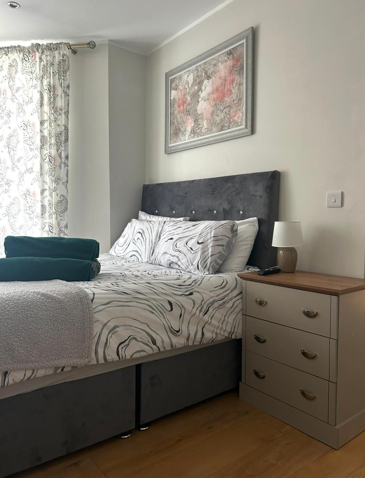 Esterville Apartments 1 And 2 Bedrooms Hot Tub Availability เบลฟาสต์ ภายนอก รูปภาพ